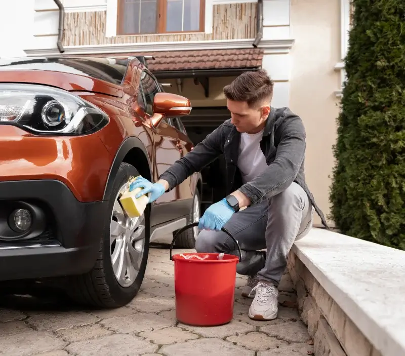 Lavage auto à domicile Bézues-Bajon : professionnel intervenant sur un véhicule